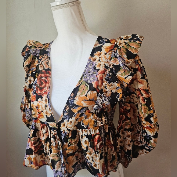 Olivaceous Black Floral Puff-Sleeve V-Neck Croped Blouse - Picture 4 of 10